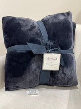 Load image into Gallery viewer, Montauk 2 pack luxury velvet pillow blue 18x18