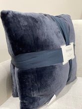 Load image into Gallery viewer, Montauk 2 pack luxury velvet pillow blue 18x18