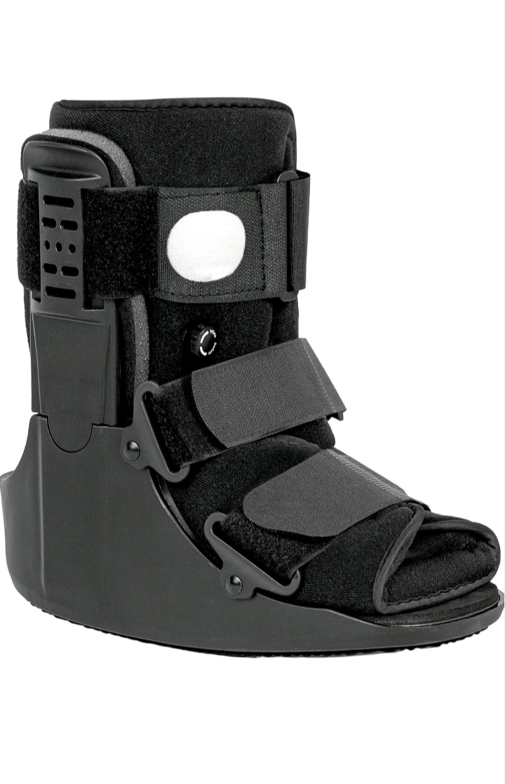 Air Walking Boot, Fracture Boot Short Walker Protection Fits Left or Right Foot Ankle Support for Injuries Fractures Sprains Black M
